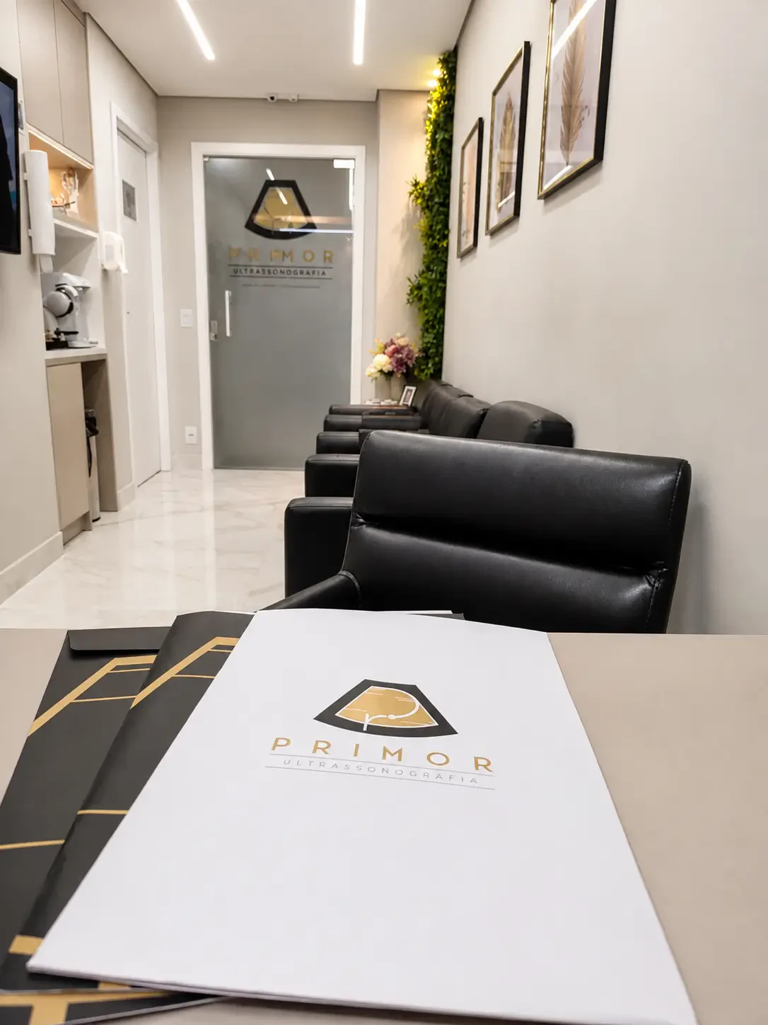 Envelopes de exame com o logo da Primor sobre o balcão da recepção