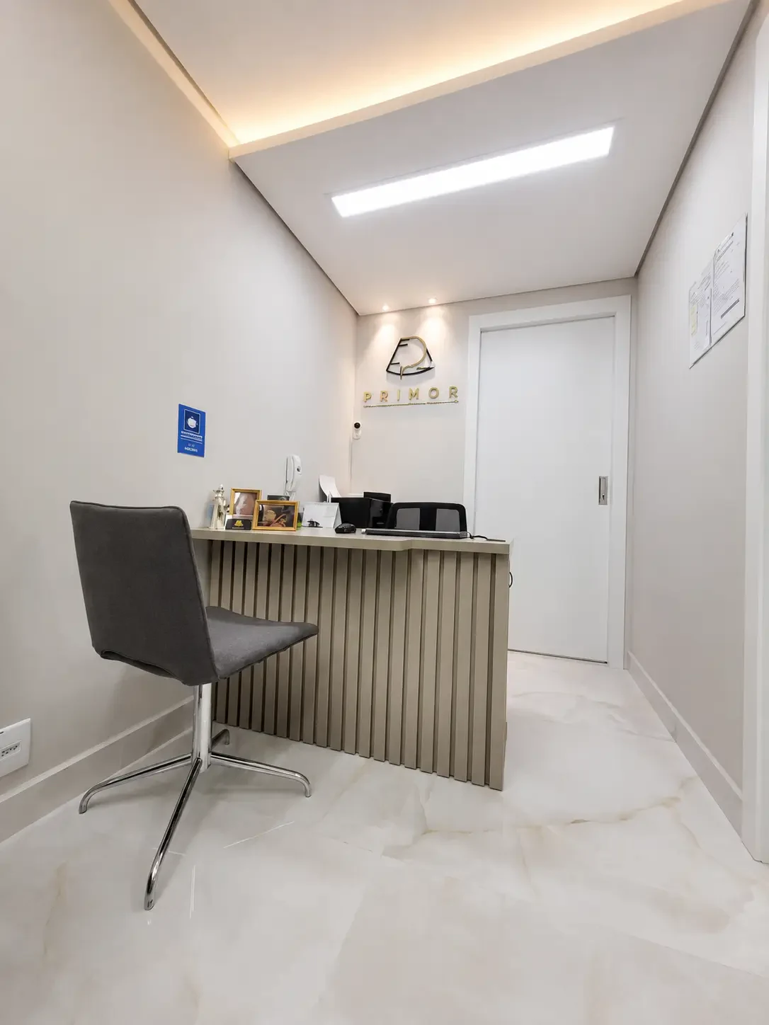 Sala de laudos com mesa, cadeira e iluminação suave
